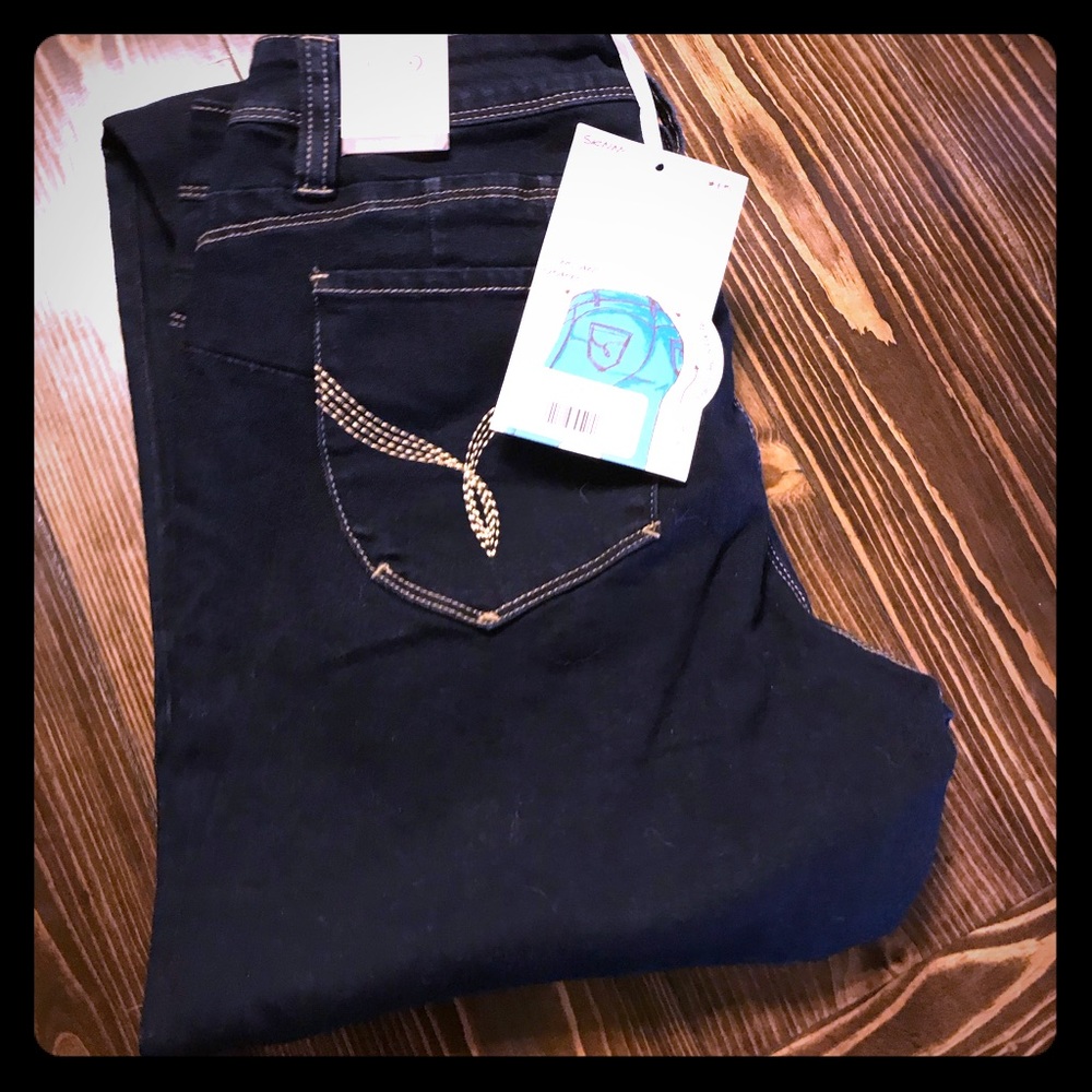 NWT Wanna Betta Butt slim fit skinny jeans. Size 8